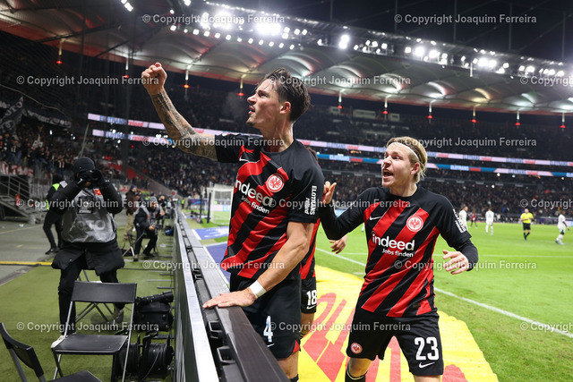 DX3_1124 | 20.12.2023 Fussball 1.Bundesliga 16.Spieltag Eintracht Frankfurt - Borussia Mönchengladbach v.l.,#Robin Koch (Eintracht Frankfurt) Jens Petter Hauge (Eintracht Frankfurt) Torjubel, Goal celebration, celebrate the goal 
 - Realisiert mit Pictrs.com