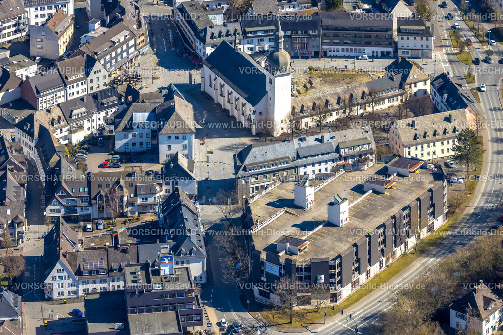 Meschede250305044 | Luftbild, Stiftsplatz und St. Walburga katholische Kirche, Parkhaus Stiftscenter, Meschede-Stadt, Meschede, Sauerland, Nordrhein-Westfalen, Deutschland