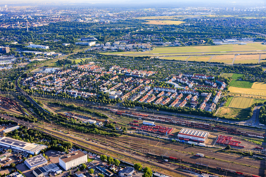 Luftbild: Ortsansicht aus Süden jenseits des Rangierbahnhofs im Ortsteil Neuhermsheim in Mannheim im Bundesland Baden-Württemberg in Deutschland. – Foto: IMG_157147.jpg vom 18.06.2026 durch Werner Riehm/FLY-FOTO.de – Auflösung des Originals: 6000 x 4000 px