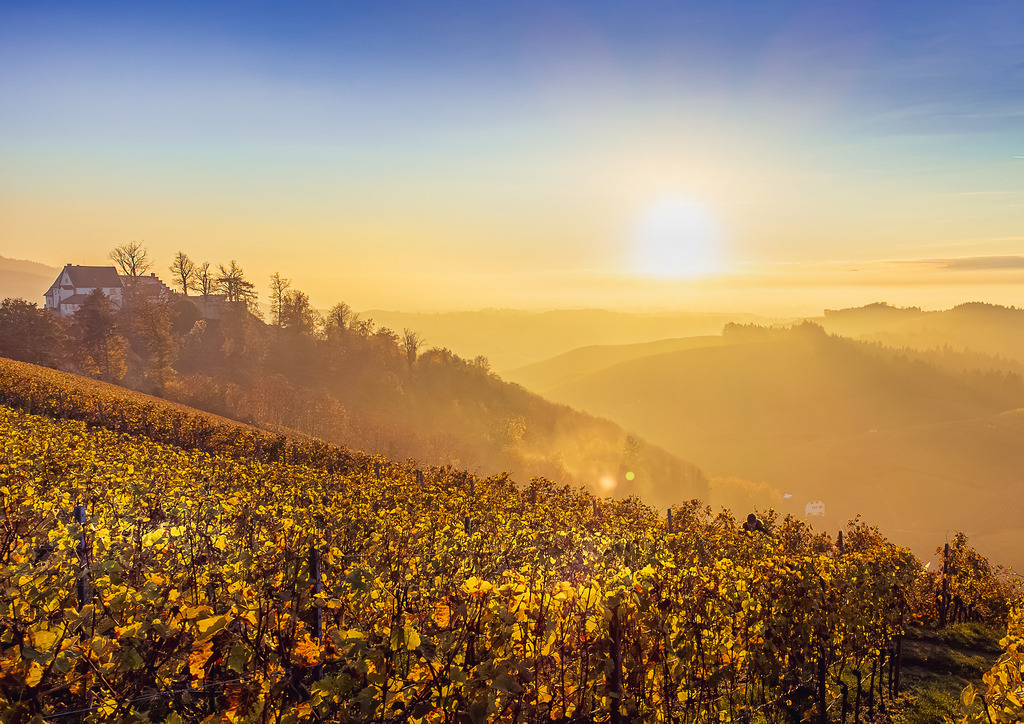 MPI_Sehenswürdigkeiten_0003 | Mystischer Sonnenuntergang über Schloss Staufenberg in Durbach - Realisiert mit Pictrs.com