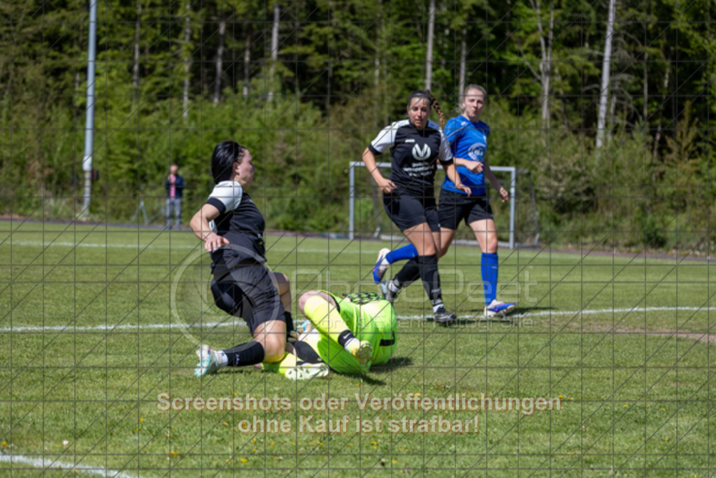 20260426_113020_0264 | #,TV Jebenhausen (schwarz) vs. SV Musbach (blau), Fußball, Frauen-Verbandsliga Württemberg, 17. Spieltag, Saison 2025/2026, Rasenplatz TV Jebenhausen, Schelmenwasen 3, 73035 Göppingen, 26.04.2026 - 11:00 Uhr,Foto: PhotoPeet / Sport- &amp; Eventfotografie / Peter Harich