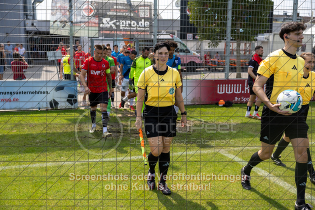 20250816_135959_0029 | #,1.Göppinger SV (rot) vs. FSV 08 Bietigheim-Bissingen (blau), Fußball, Oberliga BW, wfv, 03. Spieltag, Saison 2025/2026, Rasensportplatz Stadion SV Göppingen, Hohenstaufenstr. 116, 73033 Göppingen, 16.08.2025 - 14:00 Uhr,Foto: PhotoPeet-Sportfotografie/Peter Harich