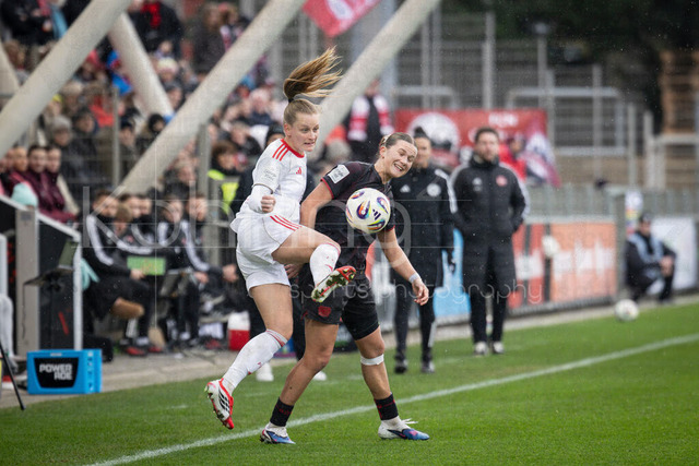 Frauen Fußball-Bundesliga; Bayer 04 Leverkusen - 1. FC Nürnberg, 31.01.2026 | Luisa Guttenberger (1. FC Nürnberg, 4), Julia Mickenhagen (Bayer 04 Leverkusen, 18) im Zweikampf; Bayer 04 Leverkusen - 1. FC Nürnberg an Spieltag 16 der Google Pixel Frauen-Bundesliga am 31.01.2026 im Ulrich-Haberland-Stadion in Leverkusen (Nordrhein-Westfalen). DFL REGULATIONS PROHIBIT ANY USE OF PHOTOGRAPHS AS IMAGE SEQUENCES AND/OR QUASI-VIDEO.