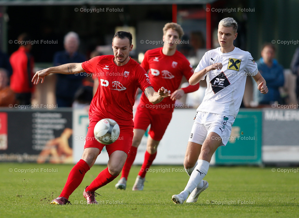 A_LUI_19102024_00007 | SPORT FUSSBALL REGIONALLIGA ASKOE OEDT -WILDON 19.10.2024 IM BILD: FLORIAN MADLMAYR (OEDT) UND FLORIAN JESSENITSCHNIG (WILDON) FOTO.FOTOLUI