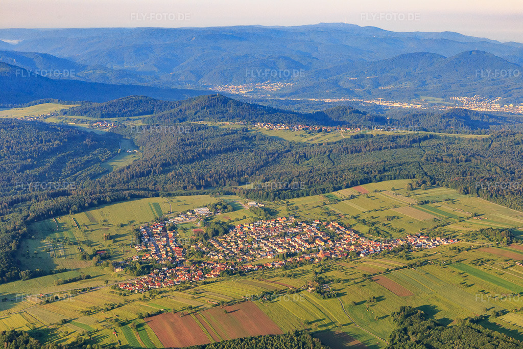 Luftbild: Ortsansicht aus Westen im Ortsteil Völkersbach in Malsch im Bundesland Baden-Württemberg in Deutschland. Foto: IMG_114329.jpg vom 30.05.2019 durch Werner Riehm/FLY-FOTO.de
