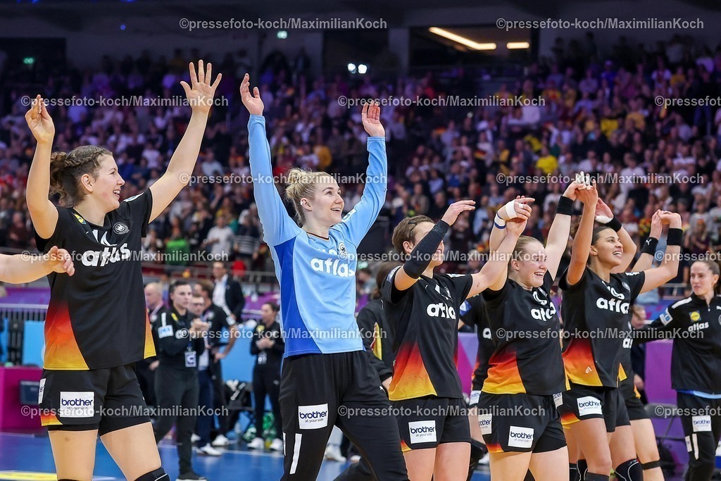 IHF09122502154 | 09.12.2025, Handball WM Frauen, Viertelfinale, Deutschland - Brasilien, 27th IHF Women's Handball World Championship, Westfalenhalle Dortmund: Freude nach dem Sieg und dem EInzug ins Halbfinale. Die Mannschaft feiert den Sieg unter Freudentränen zusammen auf dem Spielfeld und liegt sich glücklich in den Armen.  v.l. Marie Steffen (GER #14) Katharina Filter (GER #42) Alina Grijseels (GER #04) Lisa Antl (GER #09) Aimee von Pereira (GER #49) 