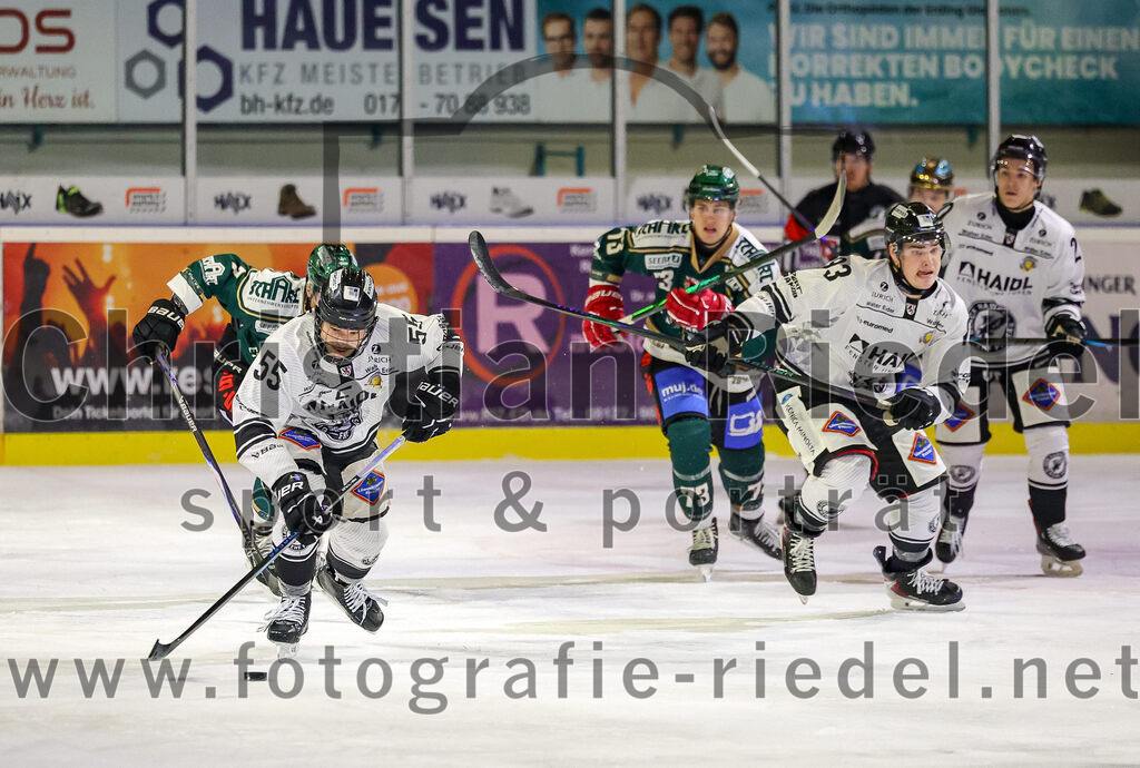 2025-11-25_086_TSV_Erding_gegen_EHF_Passau_Black_Hawks | Erding, Deutschland, 25.11.2025:Eishockey, Oberliga Süd 2025 / 2026, 20. Spieltag, TSV Erding gegen EHF Passau Black Hawks, Endergebnis: 2:3 n.V.Marc Schmidpeter (Erding Gladiators, #33), Elias Rott (EHF Passau Black Hawks, #55)Foto: Christian Riedel / fotografie-riedel.net