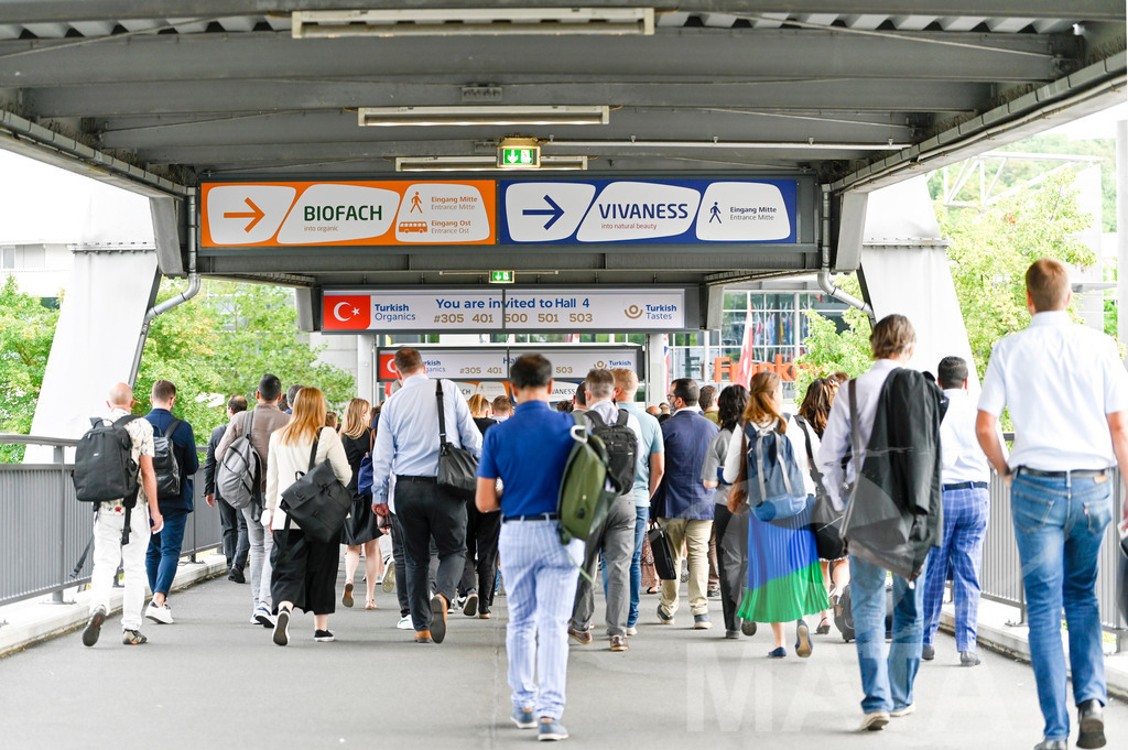 _DWI3411-2 | Das Herz der internationalen Bio-Branche schlug vom 26.–29.07.2022 für vier Tage in Nürnberg. Die BIOFACH, Weltleitmesse für Bio-Lebensmittel, und die VIVANESS, Internationale Fachmesse für Naturkosmetik, meldet sich mit der einmaligen „Summer Edition“ zurück. Groß war die Wiedersehensfreude der über 24.000 Fachbesucher aus 137 Ländern. Im Fokus: Der persönliche Austausch, Networking und vertiefte Gespräche zu den Themen der Zeit. Aber auch: Neuheiten und Trends entdecken und eintauchen mit allen Sinnen in die Produktvielfalt der 2.276 Aussteller aus 94 Ländern. Nürnberg, 29.07.2022 - Realisiert mit Pictrs.com