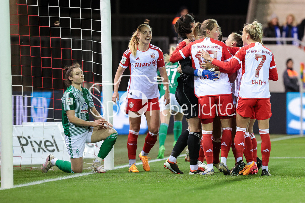 FC Bayern München Frauen - SV Werder Bremen Frauen | Grosser Jubel der FCB Frauen nach dem gehaltenen Elfmeter von Maria-Luisa GROHS (FCB #22) / Sophie WEIDAUER (SVW #9) verschiesst / Torfrau /