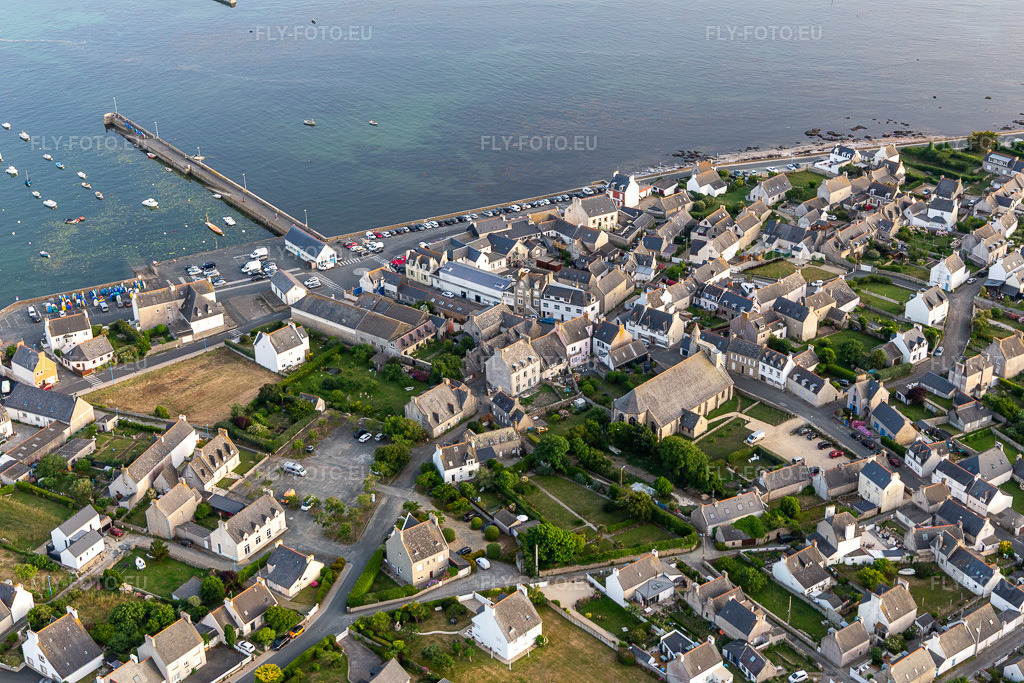 Vue aérienne: Estacade de Kérity à le quartier Penmarc'h-Kerity in Penmarch dans le département Finistère, France. Photo: IMG_132628.jpg prise le 17/06/2022 par Werner Riehm/FLY-FOTO.eu – Résolution de l'original: 5472 x 3648 px
