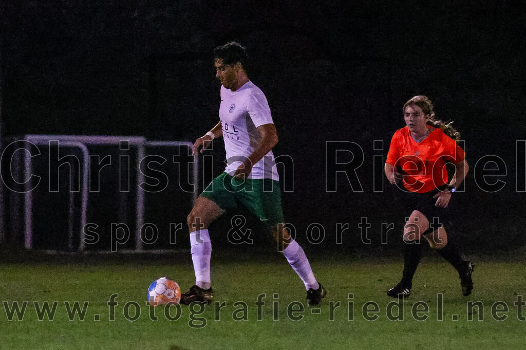 2023-09-15_060_FC_Moosinning_gegen_SV_Waldperlach | Moosinning, Deutschland, 15.09.2023:
Fußball, Bezirksliga Oberbayern Ost 2023 / 2024, 9. Spieltag, FC Moosinning gegen SV Waldperlach, Endergebnis: 0:1

Nikolaos Rizzo (SV Waldperlach, #9), Schiedsrichter Melissa Schreiner

Foto: Christian Riedel / fotografie-riedel.net