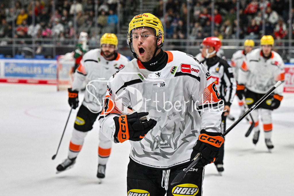 Augsburger Panther - Löwen Frankfurt | Jubel der Gäste nach dem Anschluss zum 5-3 durch Christopher WILKIE (Löwen Frankfurt 84) / Tor / Torschuetze / Freude / Happy beim match zwischen den Augsburger Panthern und den Löwen Frankfurt am 8. Spieltag der Penny DEL im Curt Frenzel Stadion am 19.10.2025