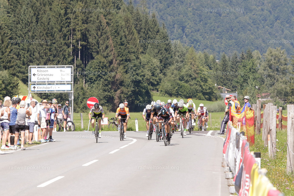 894_20230817_Bewerb_Maenner_Muehlanger | AUT - OESTERREICH, 2023-08-16: SPORT RENNRAD-FAHREN - 55. INTERNATIONALER RADWELTPOKAL IN ST. JOHANN IN TIROL  - Vintage-Radrennen mit WM-Bronze-Medaillen-Siegerin Christina Schweinberger, den Teilnehmer und Alexander Baumann (vom Orginastions-Team) - TAG 2 BEWERB MAENNER IN SECHS GRUPPEN  ; Foto: Roland Muehlanger