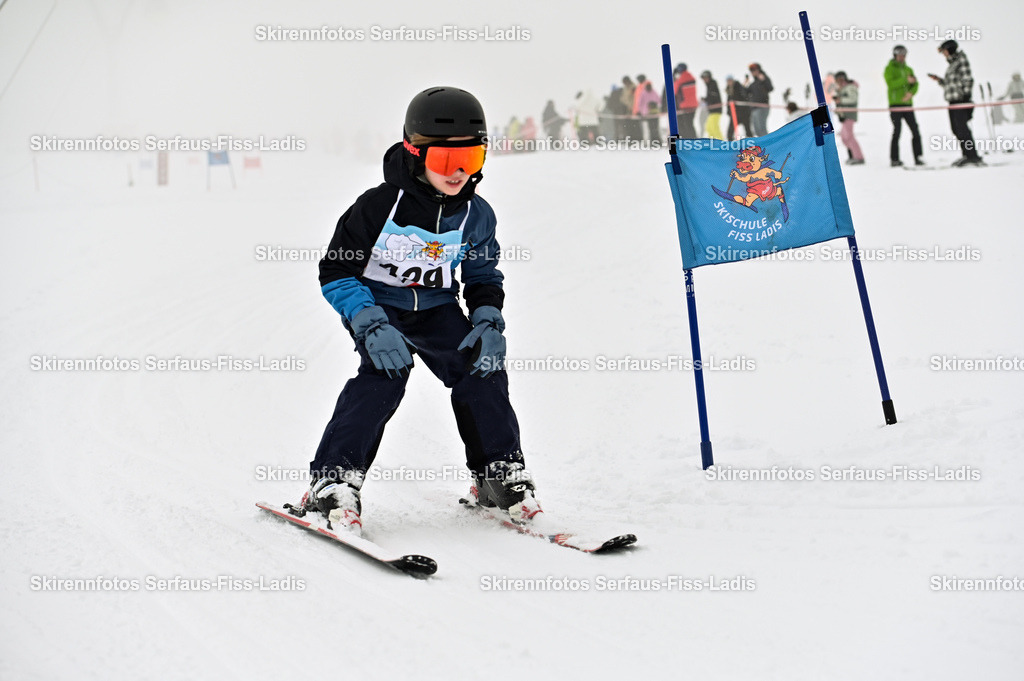 SRF_20.02.2026_0207 | Skirennfotos,Serfaus,Fiss,Ladis,Kinderskirennen,Winter,Tirol,Oberland,skirace,SFL,feelfree,weil wir's genießen,ski,Ski,skifahren,Sonnenplateau, - Realisiert mit Pictrs.com