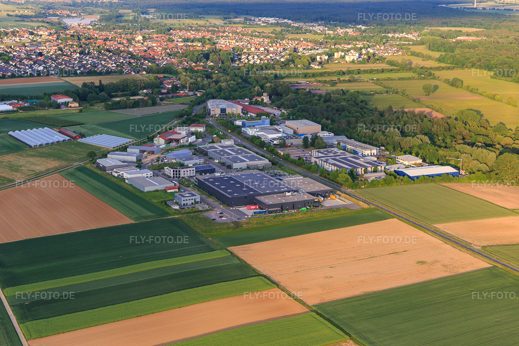 Luftbild: Gerwerbepark W und W Campus von Westen in Herxheim bei Landau im Bundesland Rheinland-Pfalz in Deutschland. Foto: IMG_146785.jpg vom 20.05.2025 durch Werner Riehm/FLY-FOTO.de