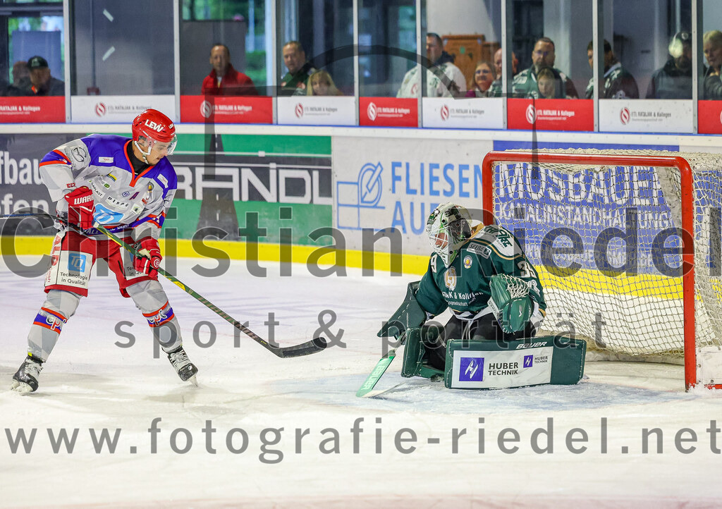 2025-09-14_066_TSV_Erding_gegen_EC_Peiting | Erding, Deutschland, 14.09.2025:Eishockey, Oberliga Süd 2025 / 2026, Testspiel, TSV Erding gegen EC Peiting, Endergebnis: 2:3Torwart Leon Meder (Erding Gladiators, #39)Foto: Christian Riedel / fotografie-riedel.net