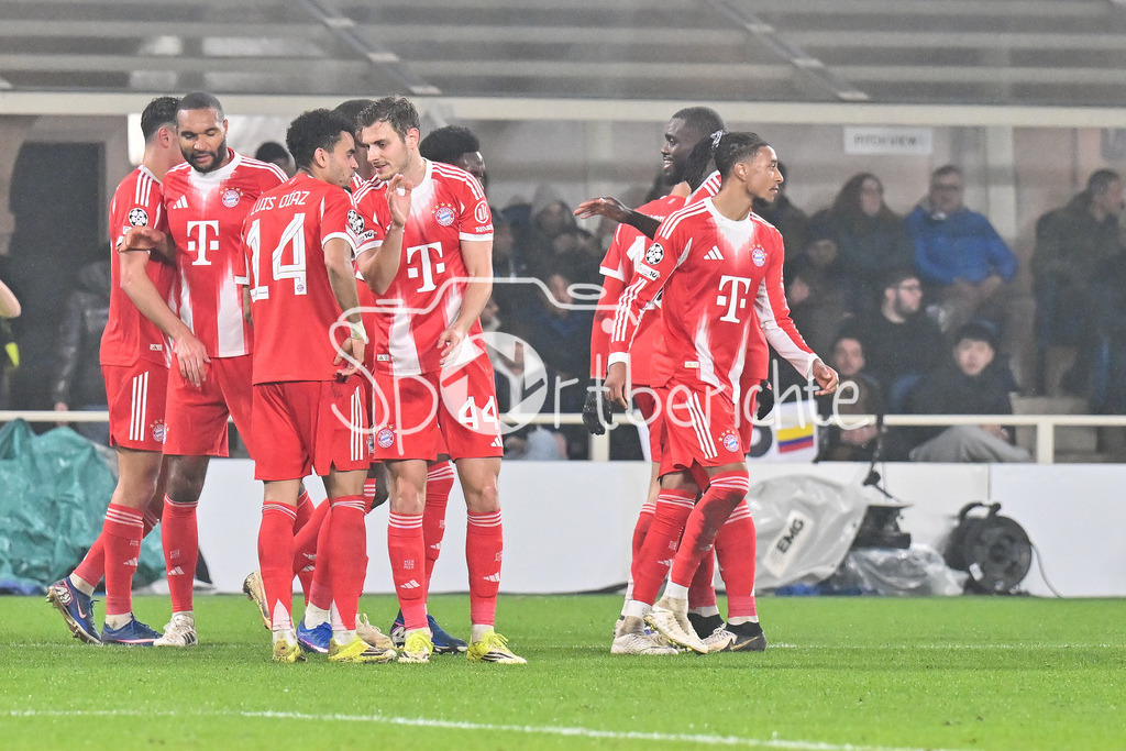 Atalanta Bergamo - FC Bayern München | BERGAMO, ITALY - 10. MARCH:  Michael OLISE (FC Bayern Munich 17) celebrates after his goa l to makes it 0-5 during the UEFA Champions League match between Atalanta Bergamo vs. FC Bayern Munich on first leg of round of 16 at New Balance Arena