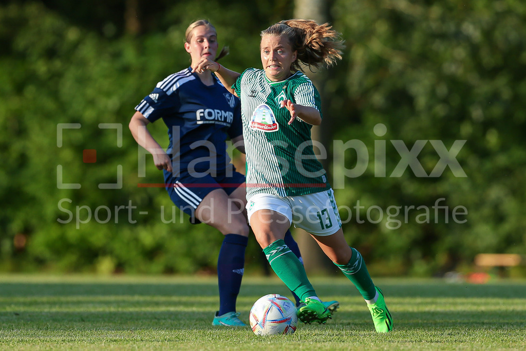 Fussball, Testspiel Frauen, FC Geestland - SV Werder Bremen | v.li.: Ricarda Walkling (SV Werder Bremen, 13) am Ball, Einzelbild, Ganzkörper, Aktion, Action, Spielszene