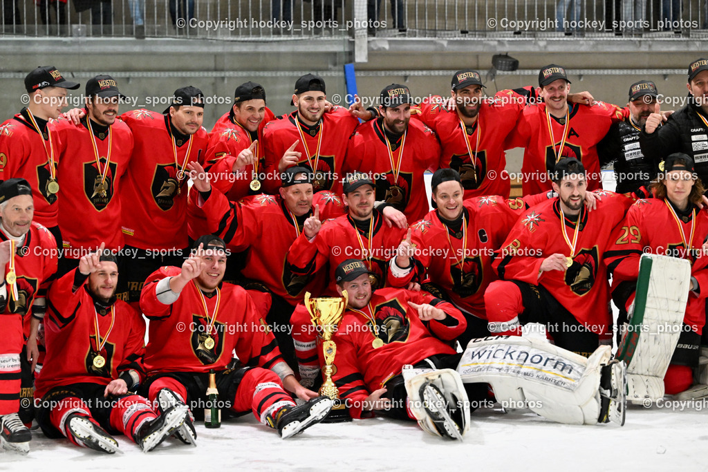 Lendhafen Seelöwen vs. Spartans Althofen | Meisterfoto Spartans Althofen 2024/25, Siegerehrung, Meisterfeier, Lendhafen Seelöwen vs. Spartans Althofen, Lendhafen Seelöwen vs. Spartans Althofen am 14.02.2025 in Ferlach (HTC Eishalle Ferlach), Austria, (Photo by Bernd Stefan)