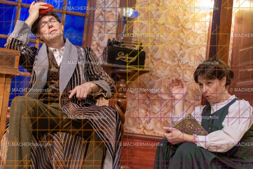 223_MFL-2025 | Portraitbilder von Regisseur; Darsteller; Techniker; Maske; Kostüme; Chor; Musiker; Bilderserie der Generalprobe und der Premierenvorstellung, Szenenbilder; Ausdrucksstudien; Bühnenüberblick; Bühnenkulissen; Pressefotos inkl. Redaktionsfoto Darstellergruppe.