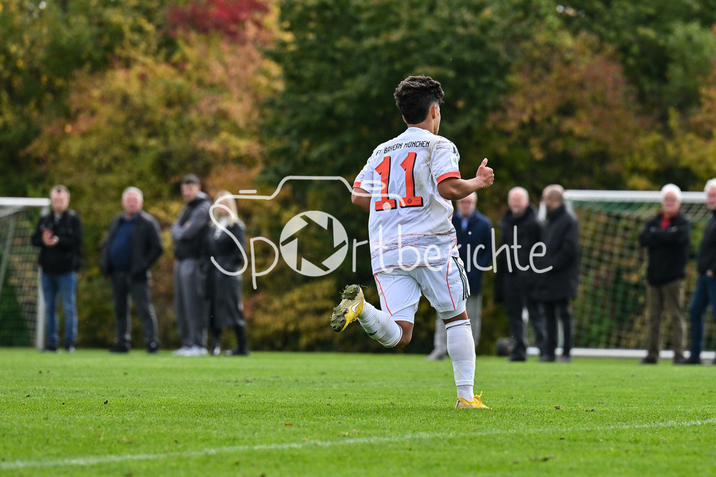 SpVgg Unterhaching U19 - FC Bayern München U19 | Jubel der Gäste nach dem Treffer zum 0-2 durch Maycon Douglas NORMANHA CAROZO (FC Bayern München U19 11) / Tor / Torschuetze / Freude / Happy / U19 DFB Nachwuchsliga: SpVgg Unterhaching - FC Bayern München; Sportschule Oberhaching am 18.10.2025