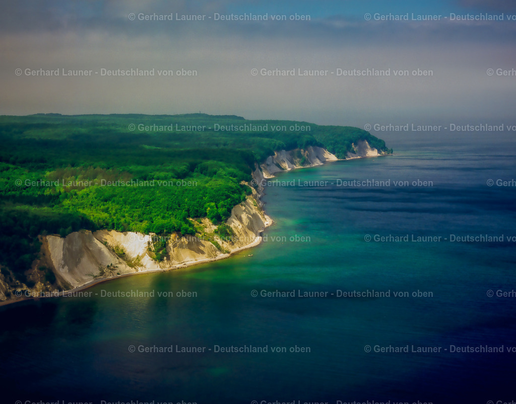 3090266 | SASSNITZ 2005 Blick auf die Kreideküste im Nationalpark Jasmund bei Sassnitz auf der Insel Rügen in Mecklenburg-Vorpommern. Der markante Felsvorsprung Königsstuhl befindet sich in der Umgebung der Stubbenkammer in dem seit 1990 bestehenden Nationalpark am Ufer zur Ostsee mit einem Buchenwald, der teilweise zum UNESCO-Welterbe gehört. // View of the chalk cliff coast in the National Park Jasmund near Sassnitz on the island Ruegen in Mecklenburg-West Pomerania. Foto: Gerhard Launer