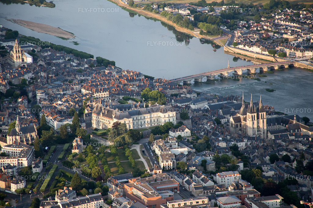 Aerial view: View of the town in Blois in the state Loir et Cher, France. – Photo: IMG_082503.jpg taken on 06/20/2015 by Werner Riehm/FLY-FOTO.com – Resolution of the original: 5472 x 3648 px