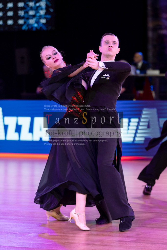 20241215_WDSF_Int_Open_Std-Riga-8726 | Tanzsportbilder, Standardtanz, Lateintanz, WDSF, DTV, LTVB, dancecomp, goc, hessen tanzt, blaues band der spree, walzer, tango, wiener walzer, slowfox, quickstepp, samba, rumba, cha-cha-cha, paso doble. jive, hd-kroft photography, turniertanzsport
