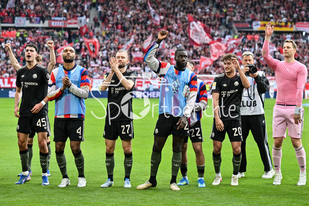 SC Freiburg - FC Bayern München | FREIBURG, GERMANY - 04. APRIL: die Spieler der Gäste feiern zusammen mit den Fans den 2-3 Auswärtssieg in Freiburg während dem Bundesligamatch zwischen dem SC Freiburg und dem FC Bayern München am 28. Spieltag im Europa-Park Stadion / DFL REGULATIONS PROHIBIT ANY USE OF PHOTOGRAPHS AS IMAGE SEQUENCES AND/OR QUASI-VIDEO / Aleksandar PAVLOVIC (FC Bayern Munich 45), Jonathan TAH (FC Bayern Munich 4), Konrad LAIMER (FC Bayern Munich 27), Dayot UPAMECANO (FC Bayern Munich 2), Raphael GUERREIRO (FC Bayern Munich 22), TOM BISCHOF (FC Bayern Munich 20) und Manuel NEUER (FC Bayern Munich 1)