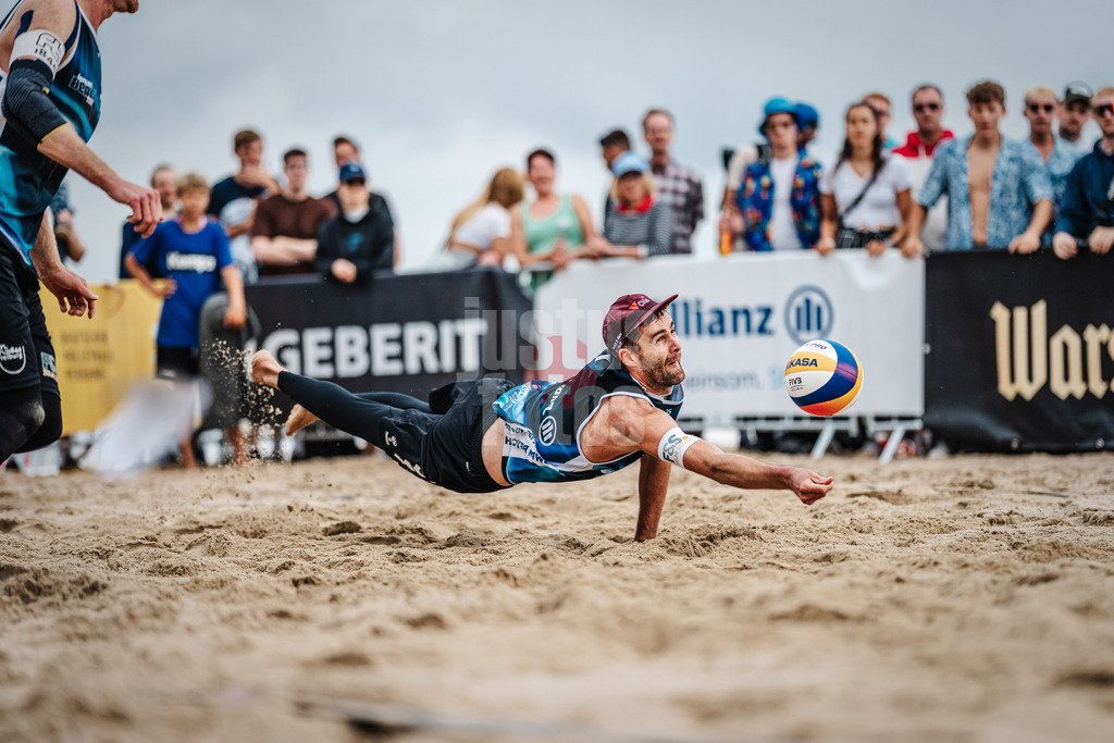 Beachvolleyball | Männer | Allianz German Beach Tour | Deutsche Beachvolleyball-Meisterschaft 2024 | 30.08.2024 | Manuel Harms springt zum Ball