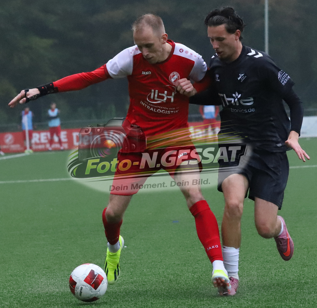 FC RW Kirchlengern - BV Bad Lippspringe | Auf dem Bild zu sehen: rot FC RW Kirchlengern: Lennard Wüllner ; schwarz BV Bad Lippspringe: Nelo DonkoFC RW Kirchlengern, BV Bad Lippspringe, Saison 25/26, Landesliga, Kirchlengern, Deutschland - Realisiert mit Pictrs.com