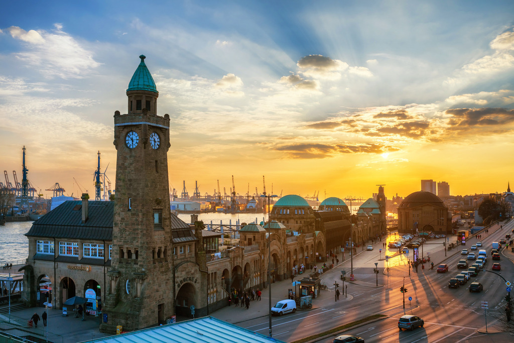 10250401 - Abendsonne an den Landungbrücken | Blick auf den Peglturm an den Landungsbrücken und die untergehende Sonne.
