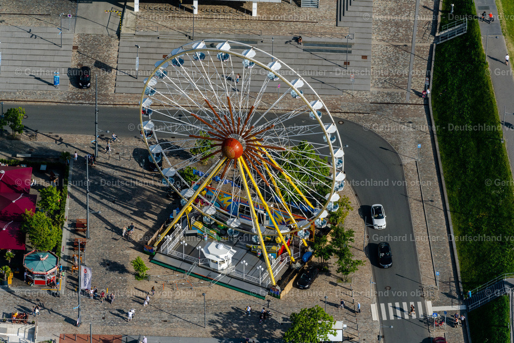 4030405 | BREMERHAVEN 01.06.2020 Riesenrad an der H.-H.-Meyer-Straße im Ortsteil Mitte-Süd in Bremerhaven im Bundesland Bremen, Deutschland. // Ferris wheel on street H.-H.-Meyer-Strasse in the district Mitte-Sued in Bremerhaven in the state Bremen, Germany. Foto: Gerhard Launer