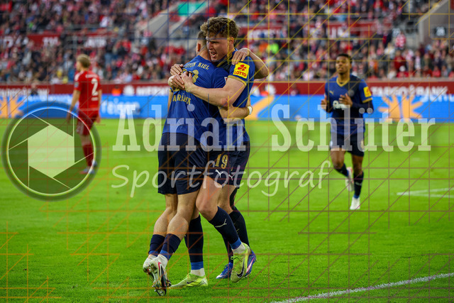 10.04.2026, GER, Fussball, Herren, 2. BL, Saison 2025/2026, Fortuna Düsseldorf - Holstein Kiel | Phil Harres (Kiel) Torjubel, jubelt mit seiner Mannschaft nach dem Treffer zum 0:1 