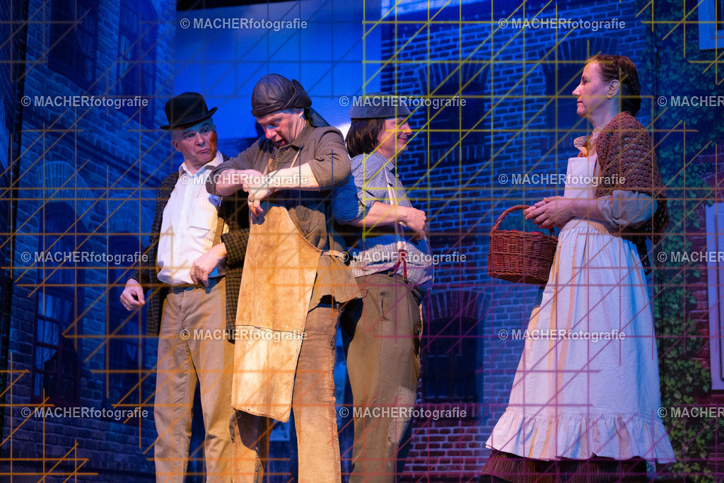 081_MFL-2025 | Portraitbilder von Regisseur; Darsteller; Techniker; Maske; Kostüme; Chor; Musiker; Bilderserie der Generalprobe und der Premierenvorstellung, Szenenbilder; Ausdrucksstudien; Bühnenüberblick; Bühnenkulissen; Pressefotos inkl. Redaktionsfoto Darstellergruppe.