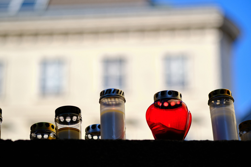 verschiedene aufgestellte Kerzen an der Jerusalemstiege | Wien, Austria - November 06, 2020: Gedenken an den Terroranschlag vom 02.11.2020, verschiedene aufgestellte Kerzen an der Jerusalemstiege. - Realisiert mit Pictrs.com