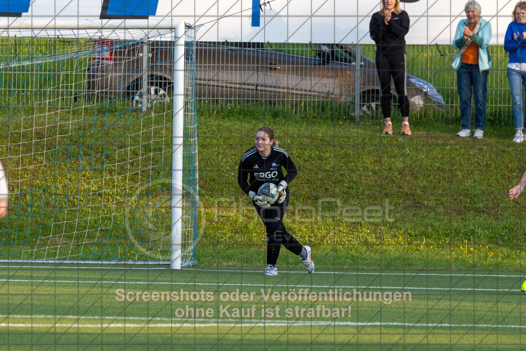 20260508_195404_0496_(c)_by_PhotoPeet | #,TSV Eschenbach (hell) vs. TSV Weilheim (rot), Fußball, C-Juniorinnen Kreisstaffel 2, Bezirk Neckar/Fils, 07.Spieltag,  Saison 2025/2026, Kunstrasenplatz, Schlater Straße, 73107 Eschenbach, 08.05.2026 - 18:30 Uhr,Foto: PhotoPeet / Sport- &amp; Eventfotografie / Peter Harich