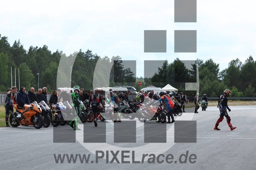 startendurance-20250608_10902 | Schöne Erinnerungen an spannende Momente - das festzuhalten ist unser Job. PIXELrace.de ist seit 2003 auf den Rennstrecken Europas unterwegs um die Action draußen beim Fahren und die wunderbare Stimmung imm Fahrerlager für euch einzufangen.