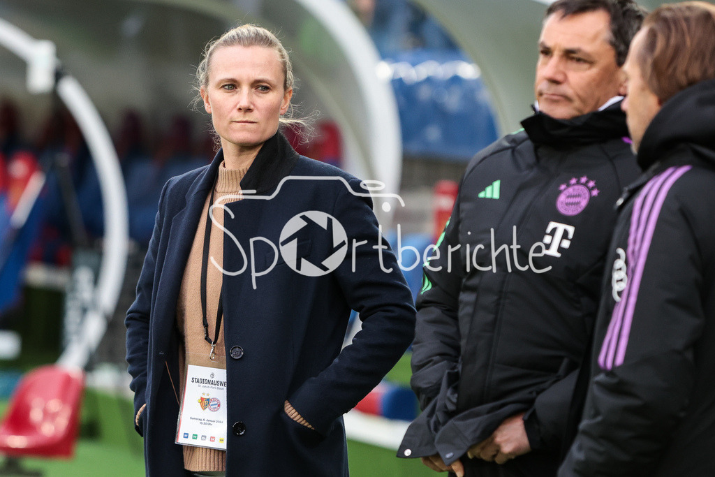 FC Basel - FC Bayern München | Kathleen KRUEGER Teammanagerin FC Bayern in Aktion