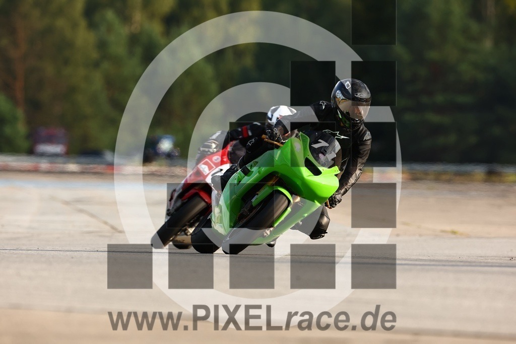 0071-20240803_05380 | Schöne Erinnerungen an spannende Momente - das festzuhalten ist unser Job. PIXELrace.de ist seit 2003 auf den Rennstrecken Europas unterwegs um die Action draußen beim Fahren und die wunderbare Stimmung imm Fahrerlager für euch einzufangen.