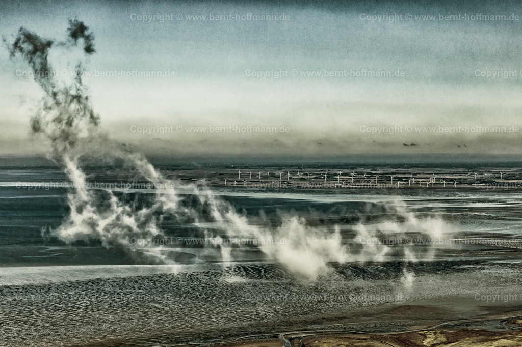 PLB_3739nk1_Wolke_Foehr-N_90x60 | LUFTBILD. Wolke über dem Wattenmeer. __ Kleine Rest-Wolke kurz vor der Auflösung - über dem Wattenmeer am Nordufer der Insel Föhr mit dem Blick zum Festland. __ Anmutung = farbverändert und farbreduziert. - Realisiert mit Pictrs.com