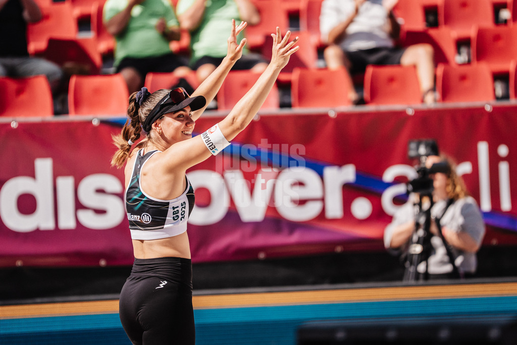Beachvolleyball | Frauen | Allianz German Beach Tour 2025 | Tourstop Bremen | 13.06.2025 | Lisa-Sophie Kotzan läuft in die Arena ein