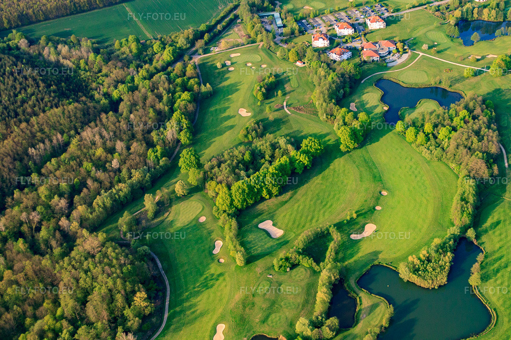 Vue aérienne: Greens et étangs du club de golf de Baden-Baden Soufflenheim à Soufflenheim dans le département Bas Rhin, France – .Photo: IMG_39519.jpg prise le 14/04/2011 par Werner Riehm/FLY-FOTO.eu – Résolution de l'original: 4752 x 3168 px