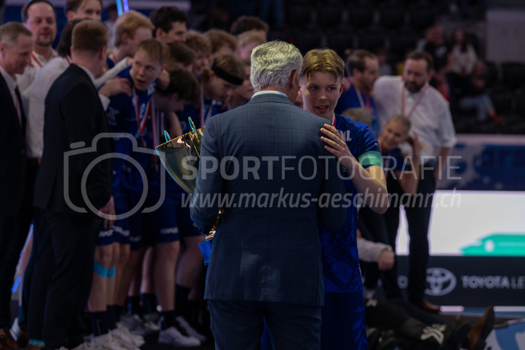2025 Men's U19 WFC - Finland v Czechia | Ville Heiska (#22, Finland) receiving the trophy during 2025 Men's U19 WFC, Switzerland: 04.05.2025, Zürich, Swiss Life Arena.Event page: <a href="https://www.u19wfc2025.ch/">www.u19wfc2025.ch</a>Credit: Markus Aeschimann, <a href="https://markus-aeschimann.ch">markus-aeschimann.ch</a>Instagram: <a href="https://instagram.com/sportfotografie.aeschimann">@sportfotografie.aeschimann</a> - Realisiert mit Pictrs.com