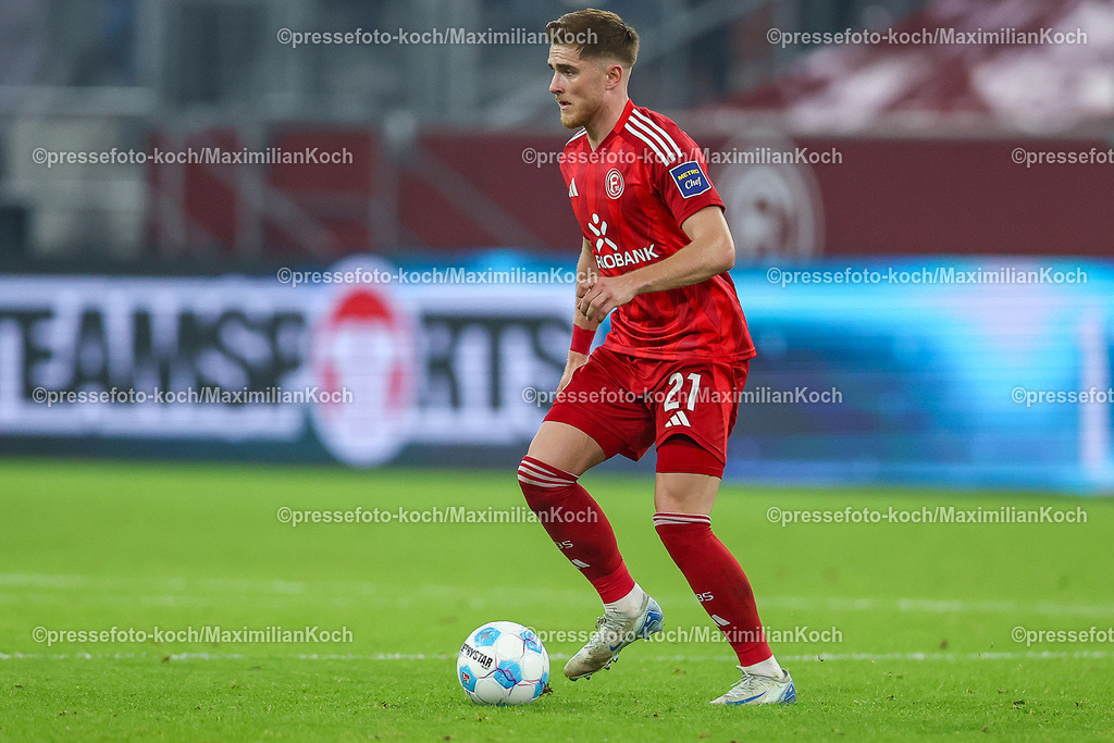 Due0911240109602157 | 09.11.2024, Fußball, Fortuna Düsseldorf - SC Paderborn 07, 2. Bundesliga, Merkur Spiel-Arena, Saison 2024 2025: Tim Rossmann (Fortuna Düsseldorf #21) DFB regulations prohibit any use of photographs as image sequences and or quasi-video.