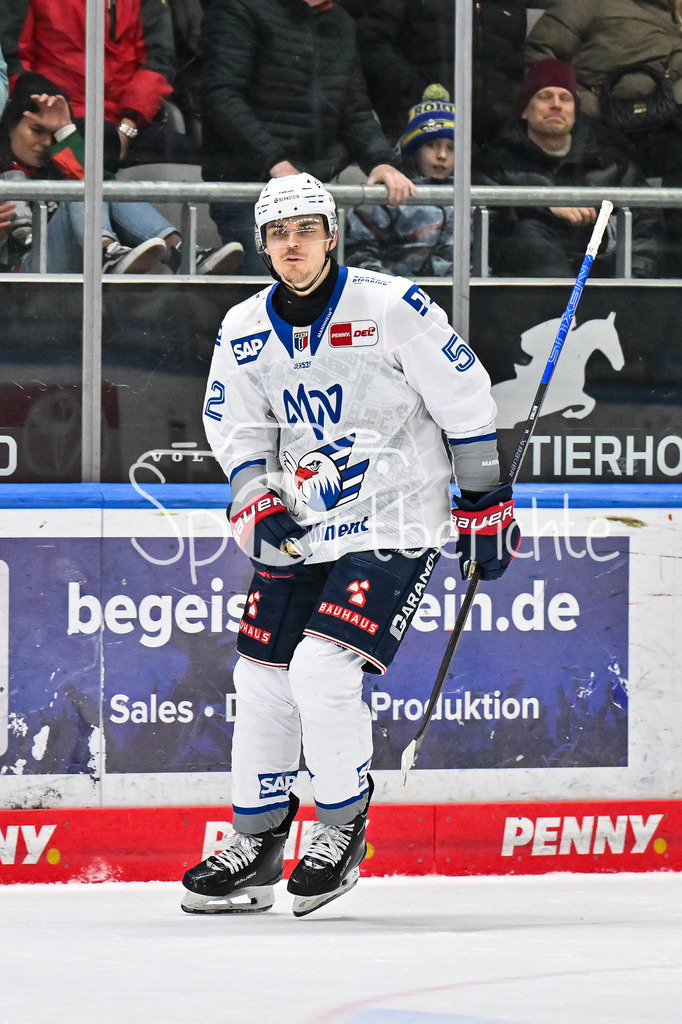 Augsburger Panther - Adler Mannheim | AUGSBURG, GERMANY - 28. DECEMBER: Jubel der Gäste nach dem entscheidenden Penalty zum 2-3 durch Nicolas MATTINEN (Adler Mannheim 52) / Tor / Torschuetze / Freude / Happy während dem Match zwischen den Augsburger Panthern und den Adler Mannehim am 33. Spieltag der Penny DEL im Curt Frenzel Stadion