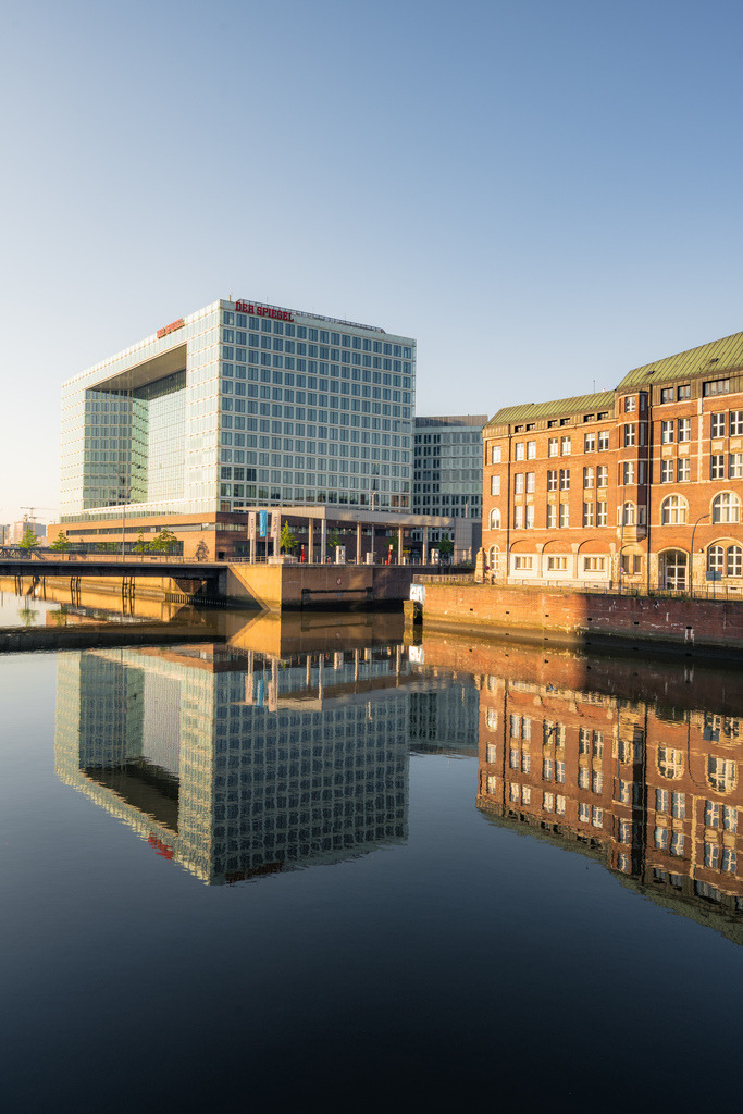 Spiegelung moderner Architektur in der HafenCity | Modernes Gebäude in der Hamburger HafenCity mit klarer Spiegelung im ruhigen Wasser und reduzierter Bildwirkung. - Realisiert mit Pictrs.com