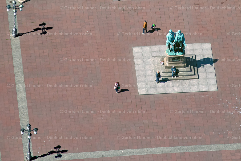 4026867 | WEIMAR 07.05.2020 Sehenswürdigkeit und Tourismus- Attraktion " Goethe-Schiller-Denkmal " auf dem Theaterplatz in Weimar im Bundesland Thüringen, Deutschland. Weiterführende Informationen bei: Klassik Stiftung Weimar,  weimar GmbH. // Sight and tourism attraction " Goethe Schiller Monument " on the Theaterplatz in Weimar in the state Thuringia, Germany. Further information at: Klassik Stiftung Weimar,  weimar GmbH. Foto: Gerhard Launer