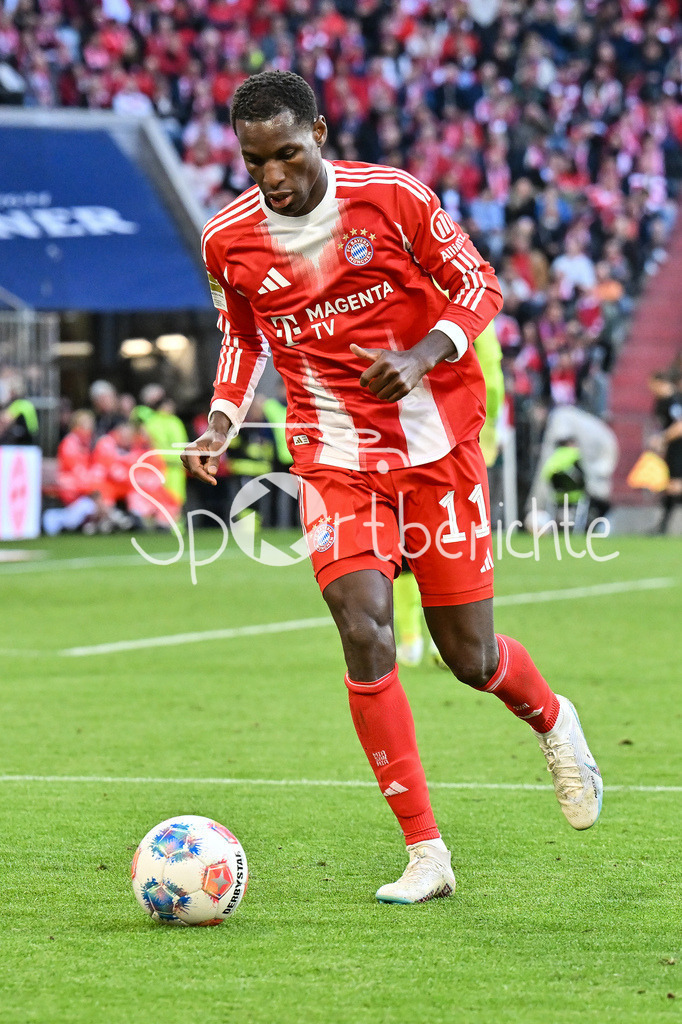 FC Bayern München - VfB Stuttgart | MUNICH, GERMANY - 19. APRIL: with Ball Nicolas JACKSON (FC Bayern Munich 11) during the Bundesliga Match between FC Bayern Munich vs. VfB Stuttgart at Matchday 30 at Allianz Arena / DFL REGULATIONS PROHIBIT ANY USE OF PHOTOGRAPHS AS IMAGE SEQUENCES AND/OR QUASI-VIDEO