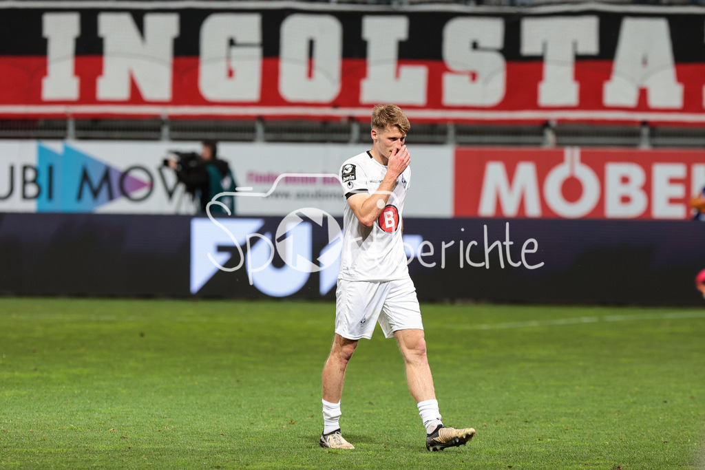 FC Ingolstadt - SV Waldhof Mannheim | muss mit Rot vom Platz Malte KARBSTEIN (SVW #15) / Platzverweis / Enttaeuscht /